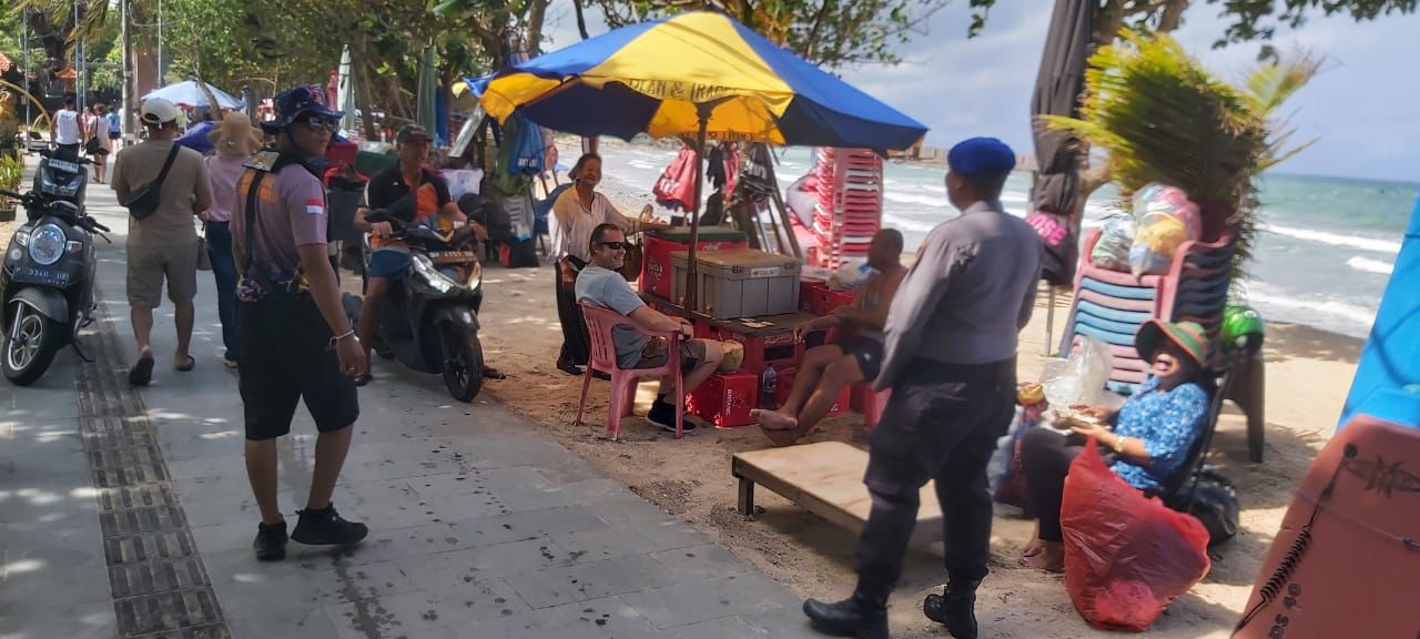 Satpolairud Polresta Denpasar Laksanakan Patroli Dialogis dan Sambang di Pesisir Pantai