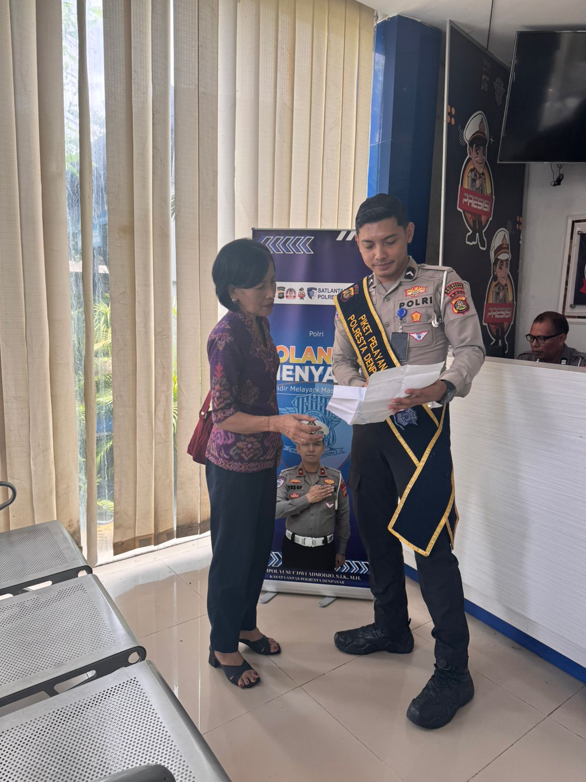 Satpas SIM Polresta Denpasar Berikan Pelayanan Humanis, Pemohon Diberikan Arahan Secara Langsung.