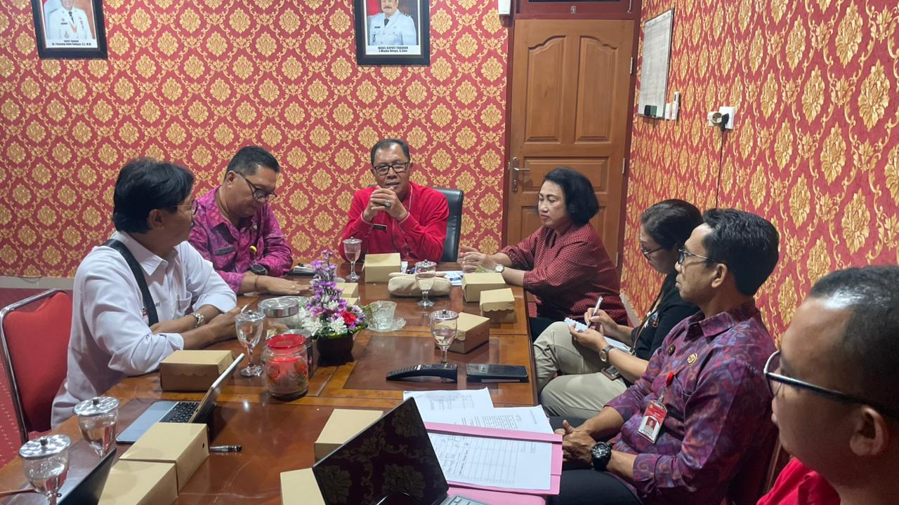 Kepala Kantor Pertanahan Kabupaten Tabanan beserta Kepala Seksi Penetapan Hak dan Pendaftaran  Menghadiri Rapat Dengan Asisten III Pemkab Tabanan Terkait Pembahasan Integrasi Data Pertanahan dan Perpajakan.