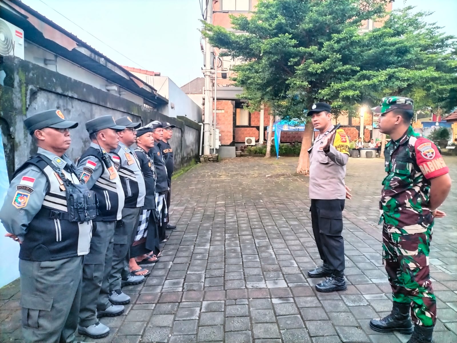 Sinergi Bhabinkamtibmas, Babinsa, Linmas dan Pecalang Kawal Fun Walk SMK PGRI 3 Denpasar.