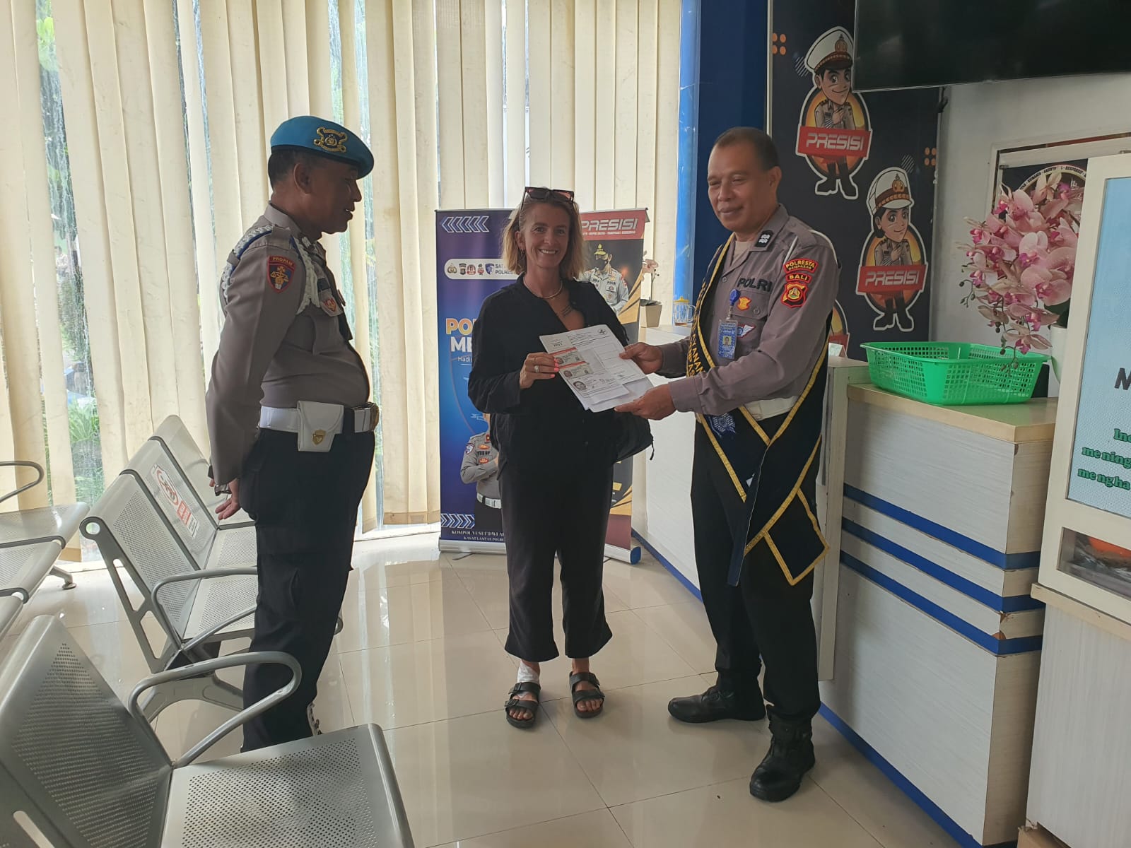 Satpas SIM Polresta Denpasar Sampaikan Imbauan Tertib Berlalu Lintas dan Arahan Pelayanan kepada Pemohon SIM.