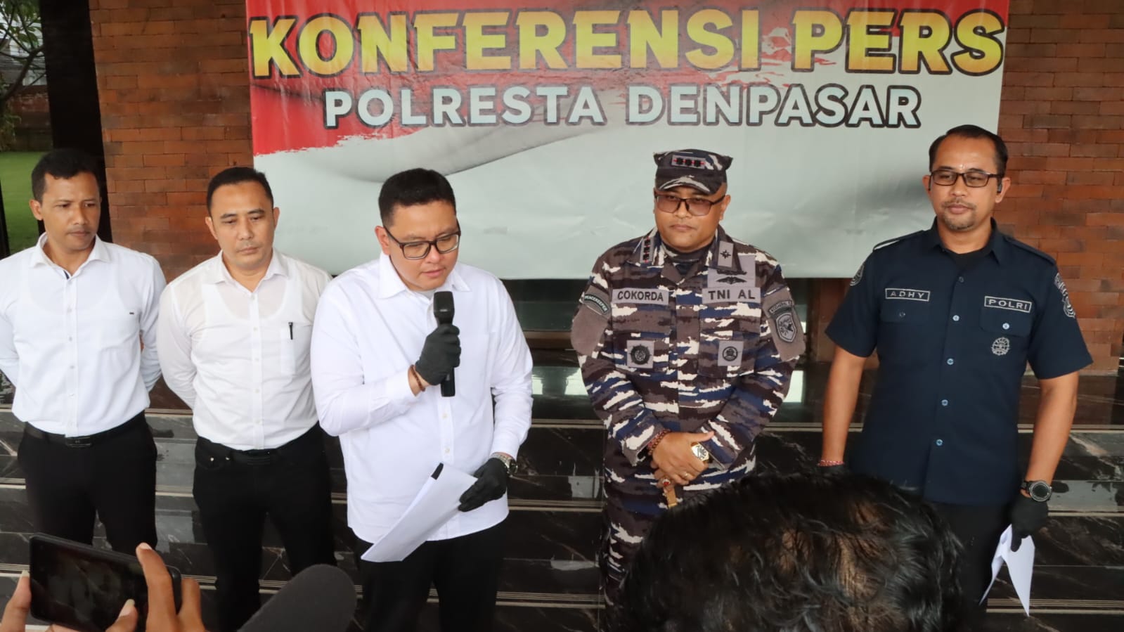 Pelaku Jual Beli Senjata Api Ilegal Diamankan, Polresta Denpasar Lakukan Proses Hukum Lanjutan.