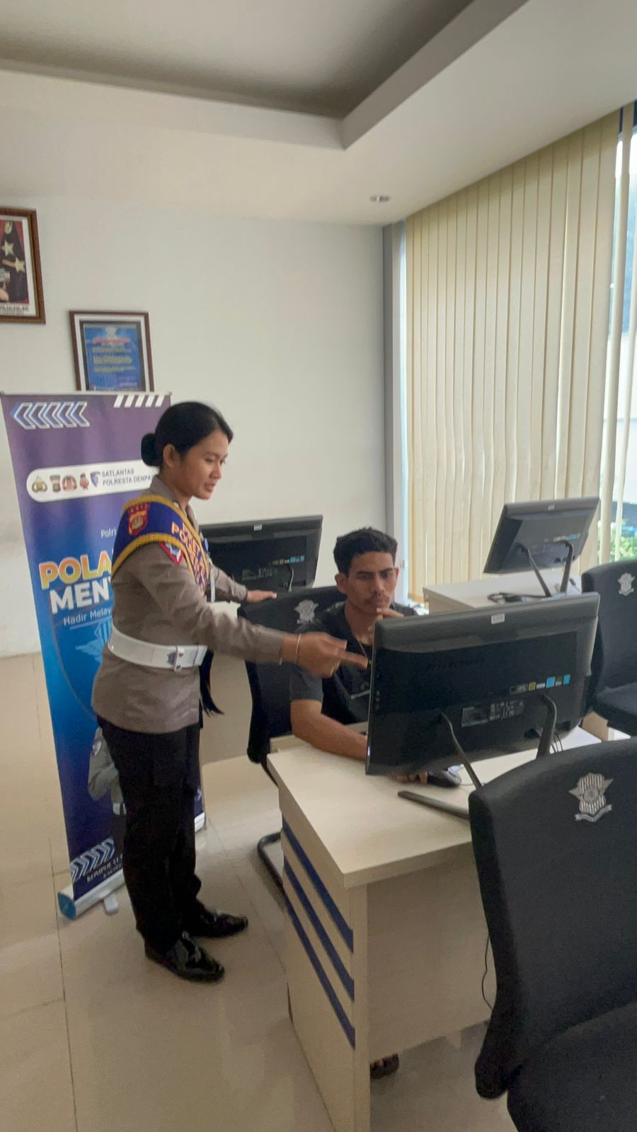 Program Polantas Menyapa, Petugas Satpas SIM Polresta Denpasar Dampingi Pemohon Saat Ujian Teori.