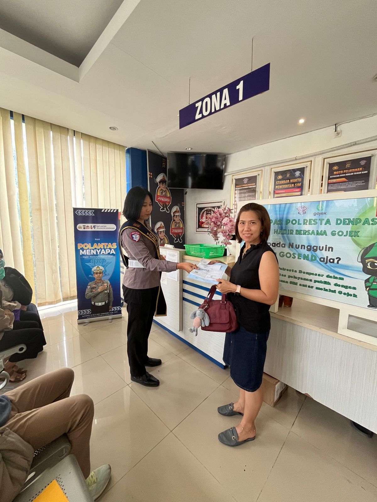 Melalui Program Polantas Menyapa, Satpas SIM Polresta Denpasar Berikan Pelayanan Humanis Kepada Masyarakat.