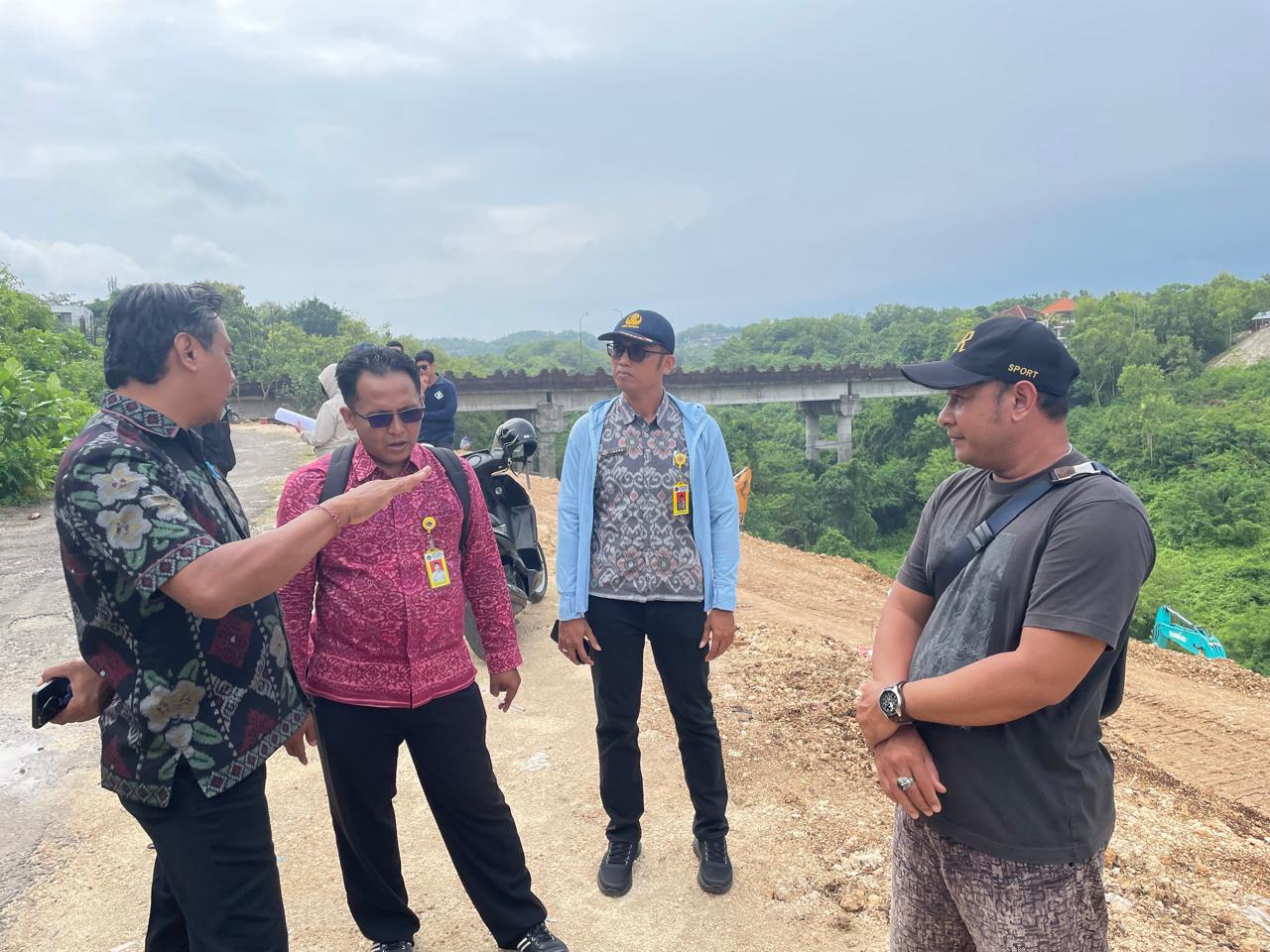 Seksi Penataan dan Pemberdayaan Kantor Pertanahan Kabupaten Badung Melaksanakan Kegiatan Peninjauan Lokasi Terkait Permohonan Pertimbangan Teknis Pertanahan di Desa Pecatu.