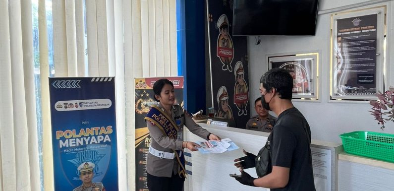 Personel Satpas SIM Polresta Denpasar Berikan Pendampingan Pemohon SIM.