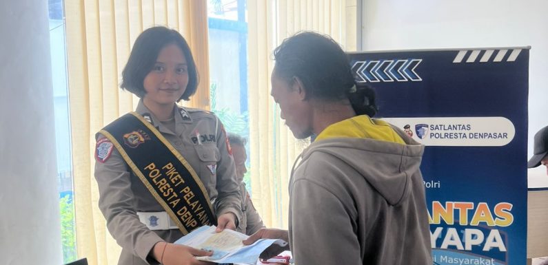 Pelayanan Satpas SIM Polresta Denpasar Berjalan Optimal, petugas Dampingi Ujian Teori Komputer.