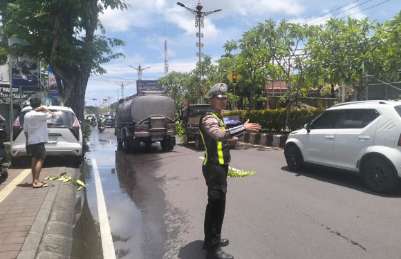 Truk Tangki Mogok di Simpang Siligita, Unit Lantas Polsek Kuta Selatan Lakukan Pengaturan Intensif.
