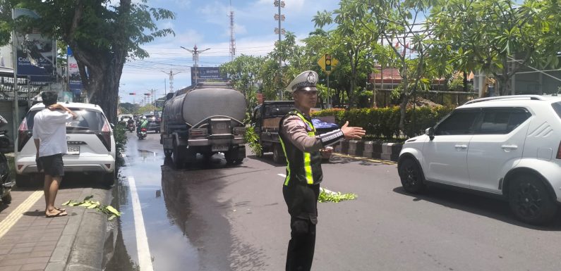 Truk Tangki Mogok di Simpang Siligita, Unit Lantas Polsek Kuta Selatan Lakukan Pengaturan Intensif.