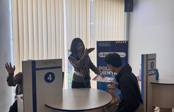 Satpas SIM Polresta Denpasar Beri Pendampingan dan Edukasi Tertib Berlalu Lintas kepada Pemohon SIM
