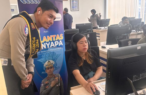Pelayanan Humanis Satpas SIM Polresta Denpasar, Petugas Sigap Dampingi Pemohon Ujian Teori.