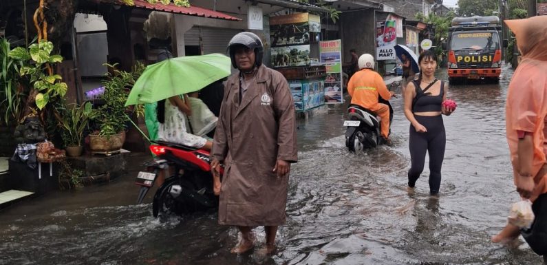 Bhabinkamtibmas Kelurahan Sanur Laksanakan Pemantauan Genangan Air di Jalan Bumi Ayu.