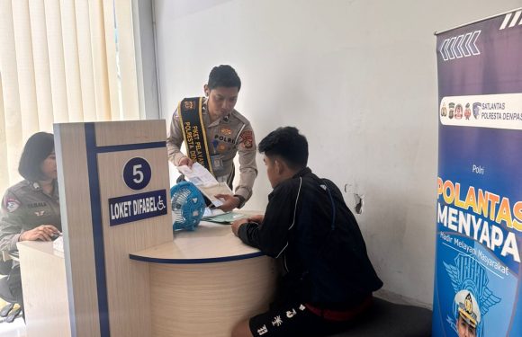 Pelayanan Humanis Satpas SIM Polresta Denpasar, Petugas Dampingi Pemohon Saat Pendataan Identitas.