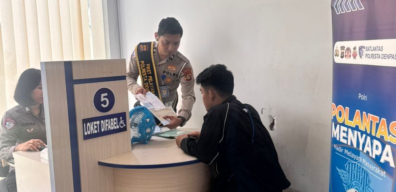 Pelayanan Humanis Satpas SIM Polresta Denpasar, Petugas Dampingi Pemohon Saat Pendataan Identitas.