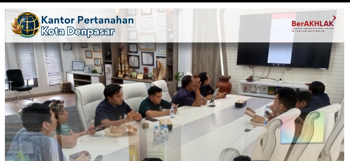 Kepala Subbagian Tata Usaha Kantor Pertanahan Kota Denpasar melaksanakan Diseminasi fitur-fitur pada Aplikasi Sentuh Tanahku sekaligus Pembekalan Tata Cara verifikasi Akun Melalui Mesin KIOSK Anjungan Pencetakan Sertipikat kepada Petugas Satuan Pengamanan Sebagai Frontliner Pelayanan.