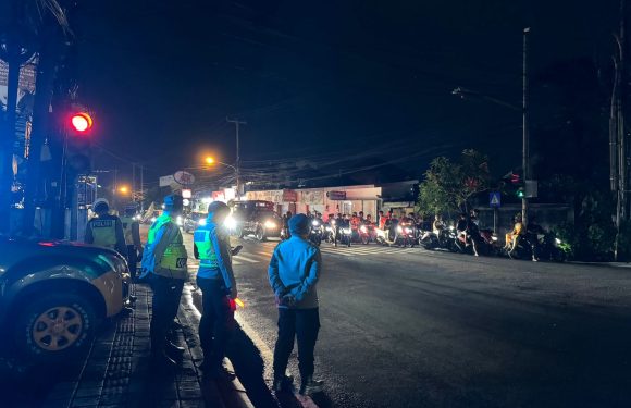 Personel Polsek Denpasar Barat Pam Keberangkatan Ogoh-Ogoh Kuta Selatan Menuju Festival Puspem Badung 2026.