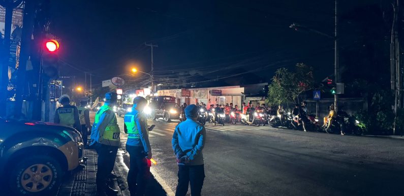 Personel Polsek Denpasar Barat Pam Keberangkatan Ogoh-Ogoh Kuta Selatan Menuju Festival Puspem Badung 2026.