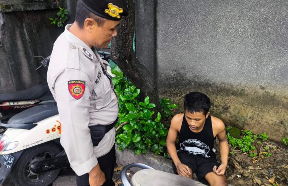 Tindaklanjuti Laporan 110, Polsek Densel Tangani Laka Lantas di Jalan Dukuh Sari Sesetan Denpasar.