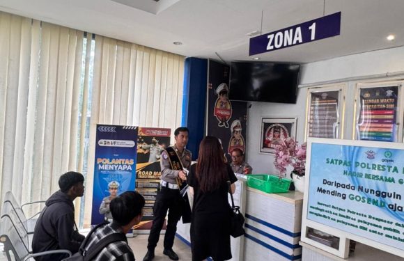 Satpas Polresta Denpasar Gelar Sosialisasi Tertib Berlalu Lintas kepada Pemohon SIM.