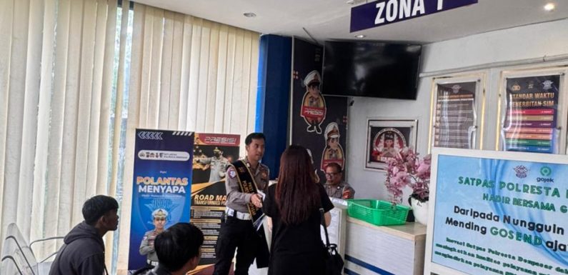 Satpas Polresta Denpasar Gelar Sosialisasi Tertib Berlalu Lintas kepada Pemohon SIM.