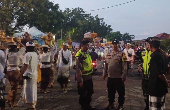 Personel Polsek Denpasar Selatan Bersinergi Amankan Upacara Melasti di Sejumlah Pantai Wilayah Denpasar Selatan.