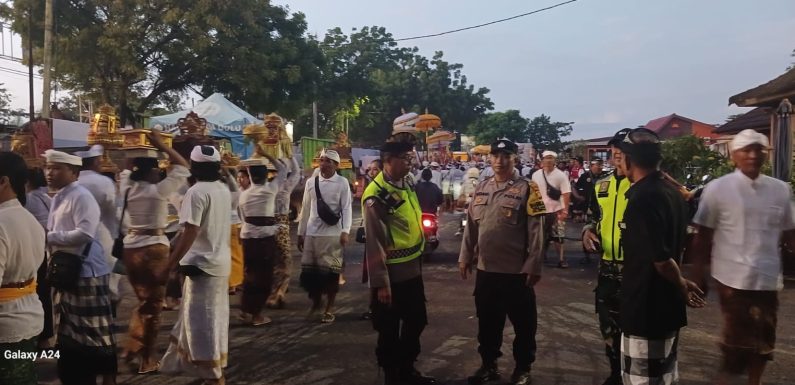Personel Polsek Denpasar Selatan Bersinergi Amankan Upacara Melasti di Sejumlah Pantai Wilayah Denpasar Selatan.