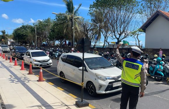 Ops Ketupat Agung 2026: Personel Intensifkan Pengaturan Lalin di Jalan Pantai Kuta demi Kenyamanan Wisatawan.