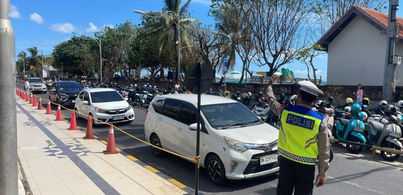 Ops Ketupat Agung 2026: Personel Intensifkan Pengaturan Lalin di Jalan Pantai Kuta demi Kenyamanan Wisatawan.