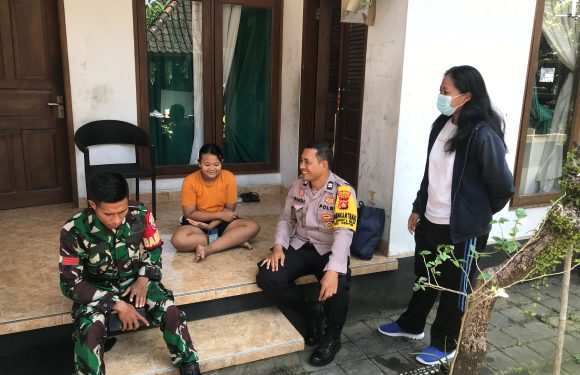Bhabinkamtibmas Desa Sumerta Kelod Sambangi Anak Yatim, Berikan Motivasi dan Bantuan Sembako.