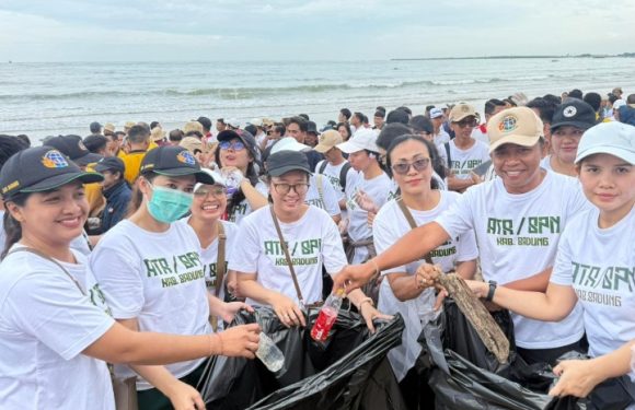 Menteri Lingkungan Hidup Dr. Hanif Faisol Nurofiq Hadir Pada Aksi Bersih bersih Lingkungan di Pantai Jimbaran Kecamatan Kuta Selatan, Badung.