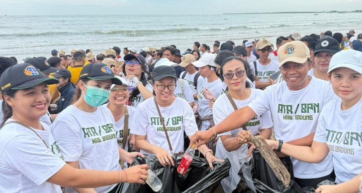 Menteri Lingkungan Hidup Dr. Hanif Faisol Nurofiq Hadir Pada Aksi Bersih bersih Lingkungan di Pantai Jimbaran Kecamatan Kuta Selatan, Badung.
