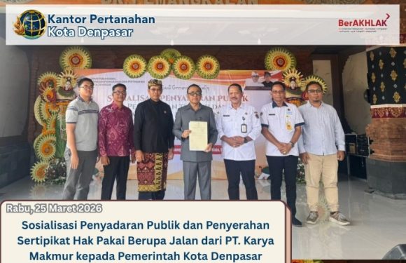 Kepala Kantor Pertanahan Kota Denpasar yang diwakili  Kepala Seksi Penetapan Hak dan Pendaftaran Gelar penyerahan sertipikat hak pakai berupa jalan dari PT Karya Makmur kepada Pemerintah Kota Denpasar.