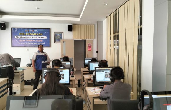 Pelayanan Prima Satpas SIM Polresta Denpasar di Zona 5 Ujian Teori, Pemohon Diberikan Imbauan Tertib Berlalu Lintas.