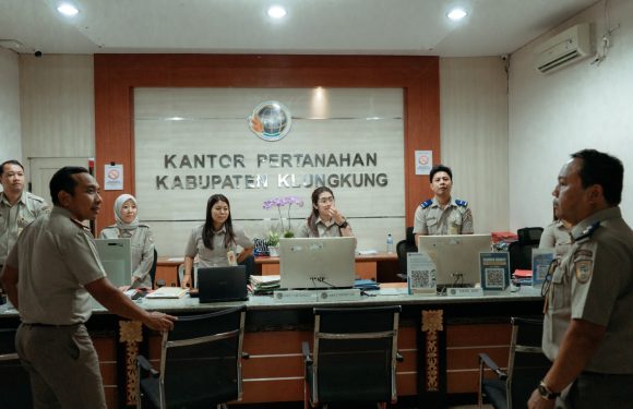 Kepala Kantor dan Pejabat Pengawas Kantor Pertanahan Kabupaten Klungkung Memberikan Briefing Kepada Petugas Loket dan Pengelola Strakom Terkait Pelayanan Kepada Masyarakat.