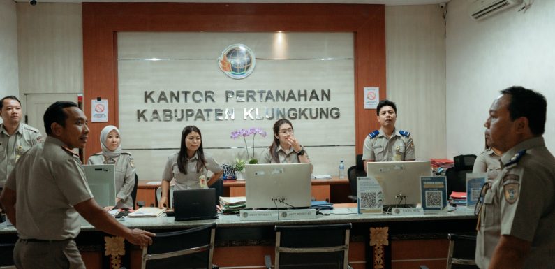 Kepala Kantor dan Pejabat Pengawas Kantor Pertanahan Kabupaten Klungkung Memberikan Briefing Kepada Petugas Loket dan Pengelola Strakom Terkait Pelayanan Kepada Masyarakat.