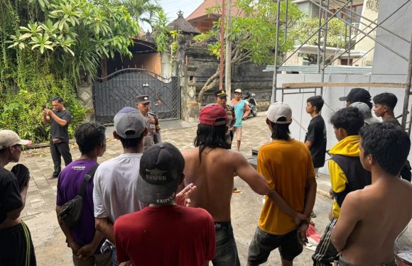 Sambang Kamtibmas di Proyek Villa, Polsek Denpasar Barat Ajak Pekerja Jaga Keamanan Lingkungan.