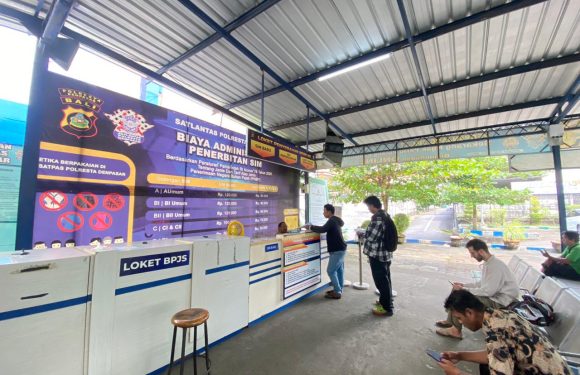 Pelayanan Humanis, Petugas Satpas SIM Polresta Denpasar Aktif Berikan Arahan kepada Pemohon.