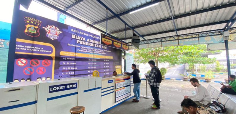 Pelayanan Humanis, Petugas Satpas SIM Polresta Denpasar Aktif Berikan Arahan kepada Pemohon.