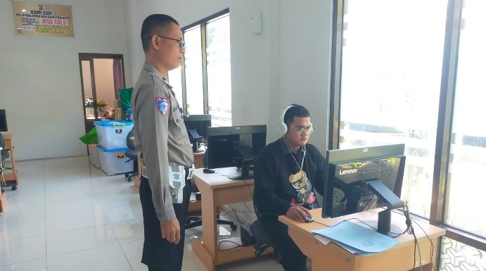 Pelayanan Prima Satpas SIM Polres Jembrana, Petugas Berikan Pendampingan Maksimal untuk Pemohon Pada Ujian Teori.