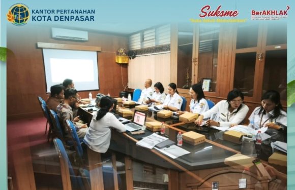 Petugas Lapangan Kantor Pertanahan Kota Denpasar melaksanakan kegiatan peninjauan lapangan di wilayah Kelurahan Sanur