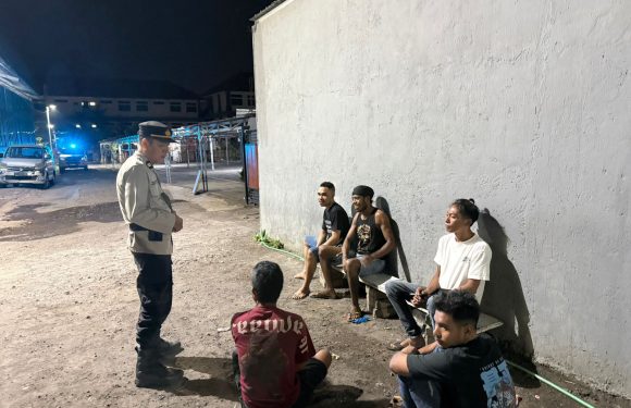 Patroli Sambang Kamtibmas, Polsek Denpasar Barat Ajak Pekerja Laundry Jaga Keamanan Lingkungan