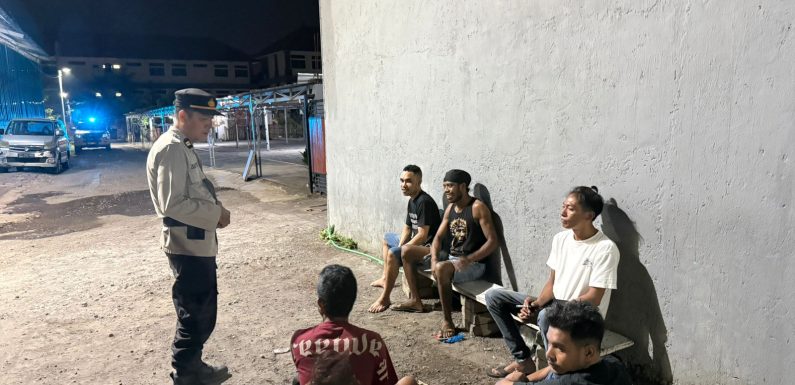 Patroli Sambang Kamtibmas, Polsek Denpasar Barat Ajak Pekerja Laundry Jaga Keamanan Lingkungan