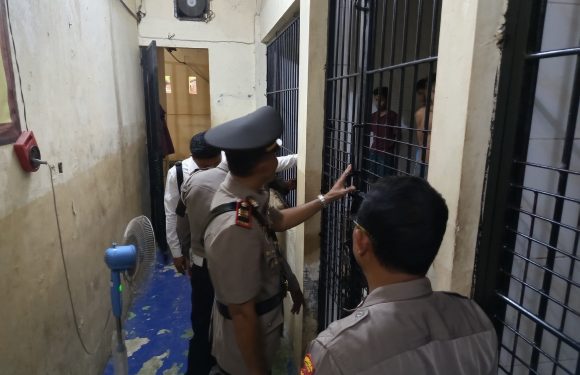 Hari Pertama Menjabat, Kapolsek Dentim Langsung Tinjau Ruang Tahanan dan Bangunan Mako Polsek