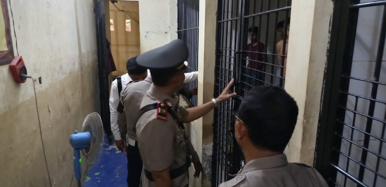 Hari Pertama Menjabat, Kapolsek Dentim Langsung Tinjau Ruang Tahanan dan Bangunan Mako Polsek