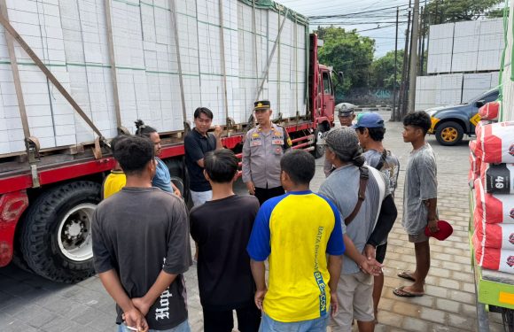 Patroli Sambang Kamtibmas Polsek Denbar Rangkul Sopir dan Kondektur UD. SAM, Wujudkan Situasi Aman dan Kondusif