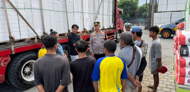 Patroli Sambang Kamtibmas Polsek Denbar Rangkul Sopir dan Kondektur UD. SAM, Wujudkan Situasi Aman dan Kondusif