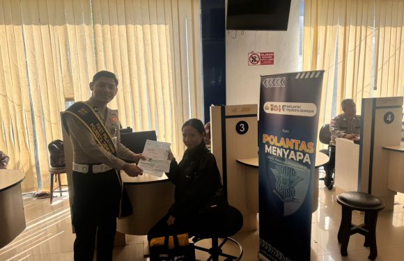 Pelayanan Humanis Satpas SIM Polresta Denpasar, Petugas Bantu Pemohon dalam Proses Pendataan Identitas