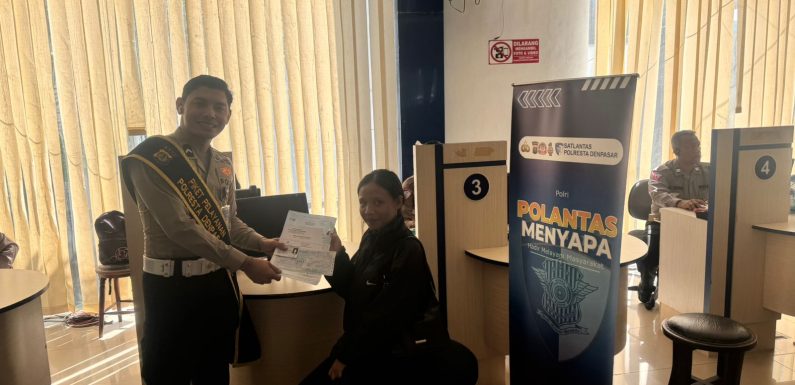Pelayanan Humanis Satpas SIM Polresta Denpasar, Petugas Bantu Pemohon dalam Proses Pendataan Identitas
