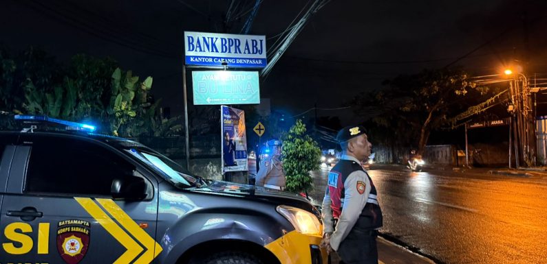 Cegah Balap Liar dan Gangguan Kamtibmas, Polsek Denbar Gelar Patroli Blue Light Subuh.