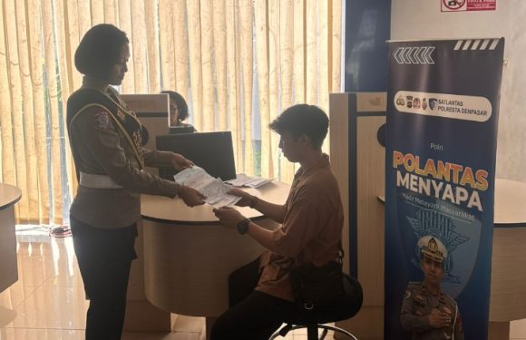 Pelayanan Humanis Satpas SIM Polresta Denpasar, Pemohon Dibantu Teliti Data Identitas.